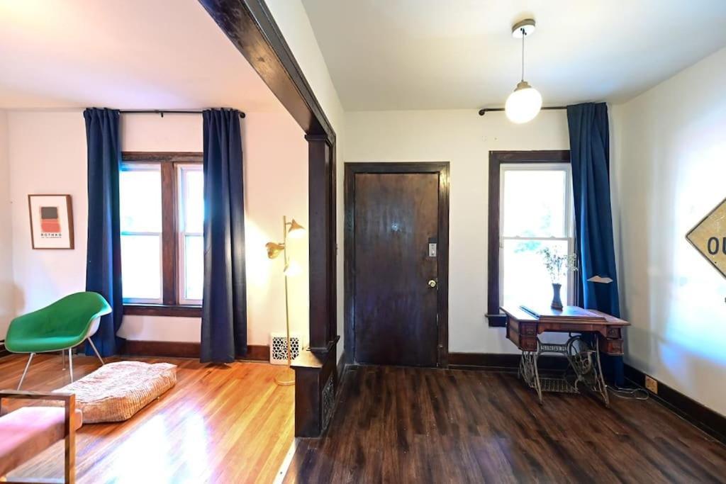 Luxe Mid-century Styled Historic Townhouse #2 Holiday home